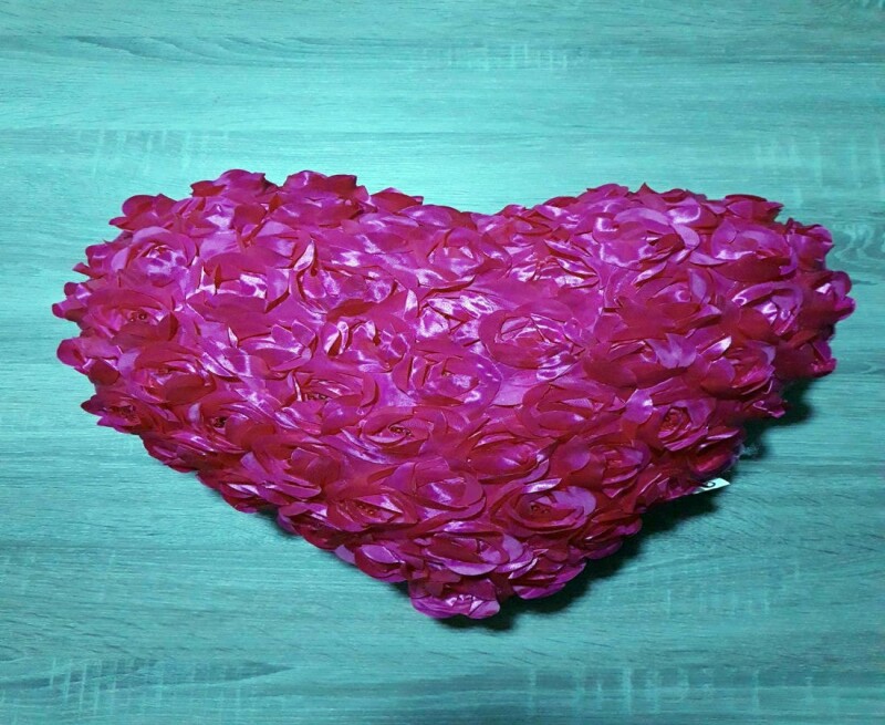 Декоративная подушка "Сердечко в розочках" (малиновое)