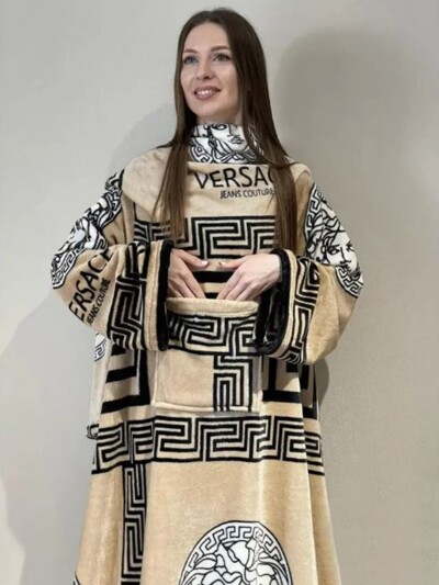 Плед із флісу з рукавами "Версаче бежевий"