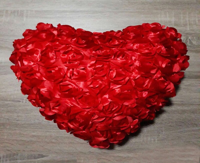 Декоративная подушка "Сердечко в розочках" (красное)