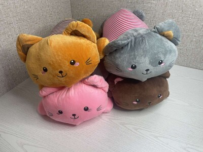 Плед - м'яка іграшка Котики в тільнику лежачі