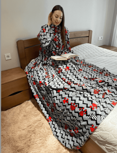 Плед із флісу з рукавами "Лапки-абстракція"